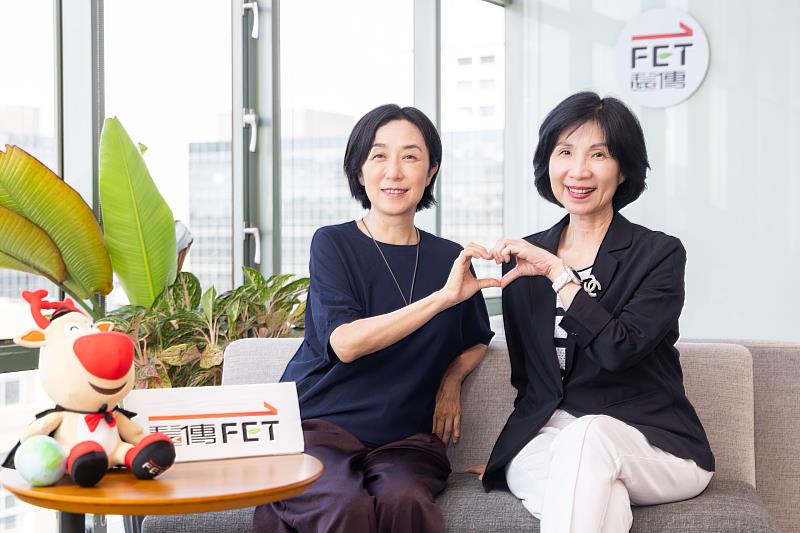 圖一:《HER VOICE-無所畏懼的女聲》演唱會由遠傳電信總經理井琪(右)、綠光創藝董事總經理黃韻玲(左)共同擔任推手,盼鼓舞女性勇敢無畏。