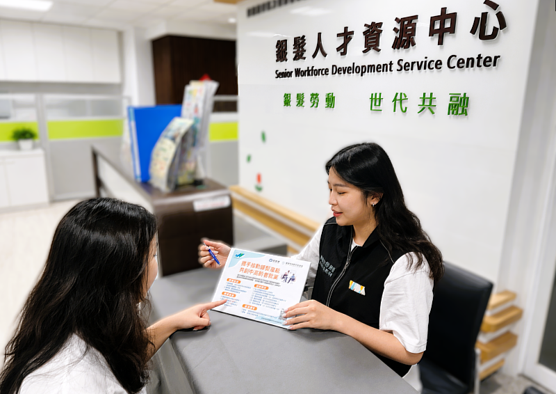 北分署銀髮人才資源中心人員向單位說明「五零五零就業網絡合作補助要點」最新資訊。