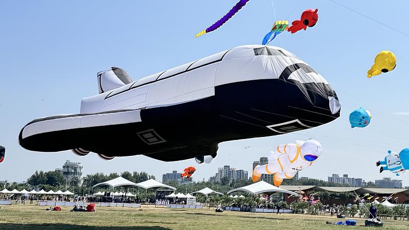 巨大外星人出沒！「風吹七Go」七股鹽山風箏嘉年華登場