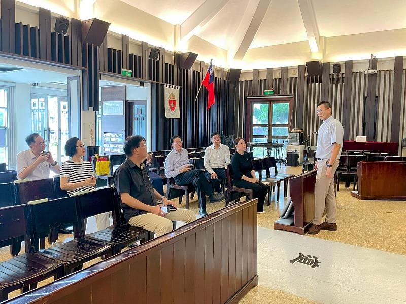 香港珠海學院訪問團參訪降臨堂,由校牧吳興祥(右1)導覽解說校園歷史與信仰文化。