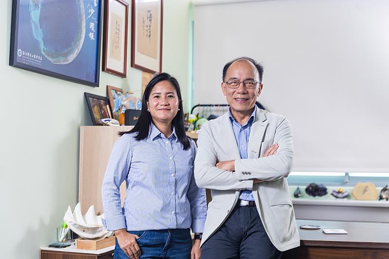 本篇論文通訊作者海大周文臣特聘教授(右)與第一作者Mariche B. Natividad(左)合影。