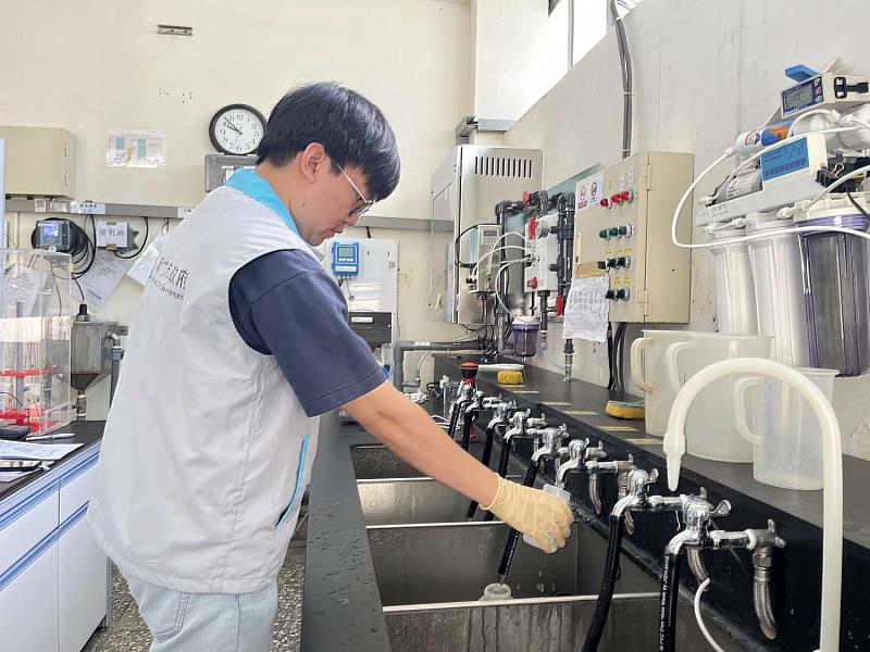 自來水淨水場採樣。
