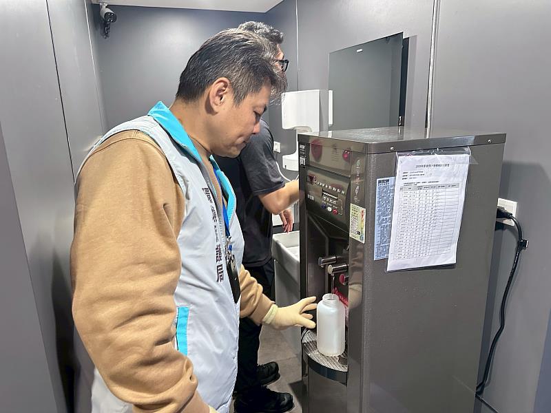 飲水機用水端採樣。