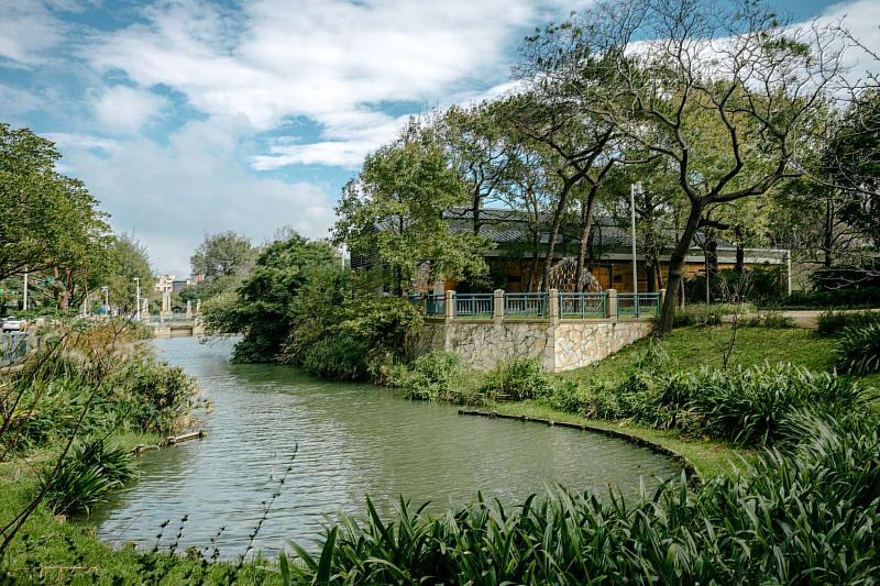 「新竹公園」結合鄰近的「新竹動物園」，以每月超過30萬人次的穩定流量居次。