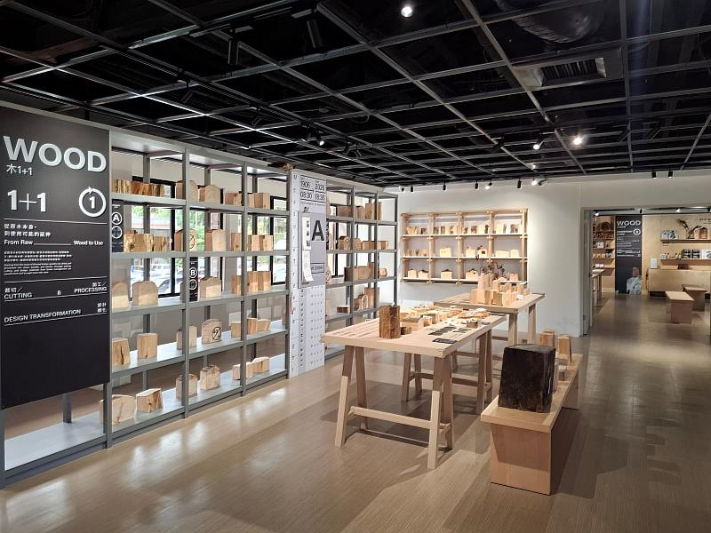 遊客中心2樓「Wood 1+1」展覽透過材料特性、加工、設計與日常使用情境，展示木材價值與美學。