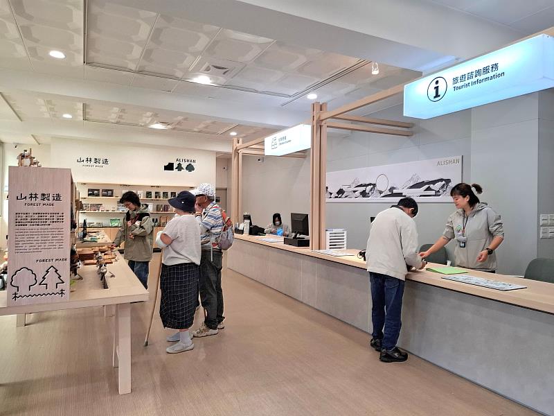遊客中心以旅遊服務、旅遊資訊、山林製造為3大核心,優化遊客進入阿里山的第一站空間。