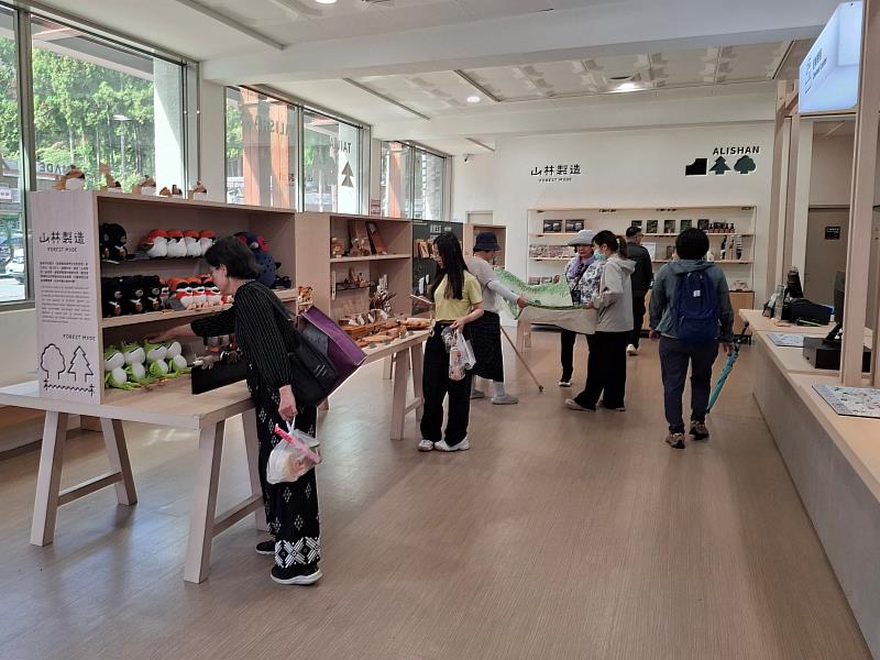 除提供遊憩諮詢與旅遊導引服務外,遊客中心更進駐「山林製造」品牌讓民眾即時選購。