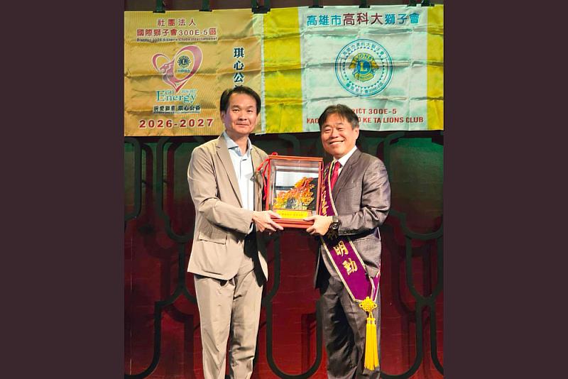 高科大校長吳忠信(左)出席高科大獅子會會長交接典禮,致贈賀禮祝賀新任會長林明勳(右),期勉凝聚校友力量,持續投入公益服務。