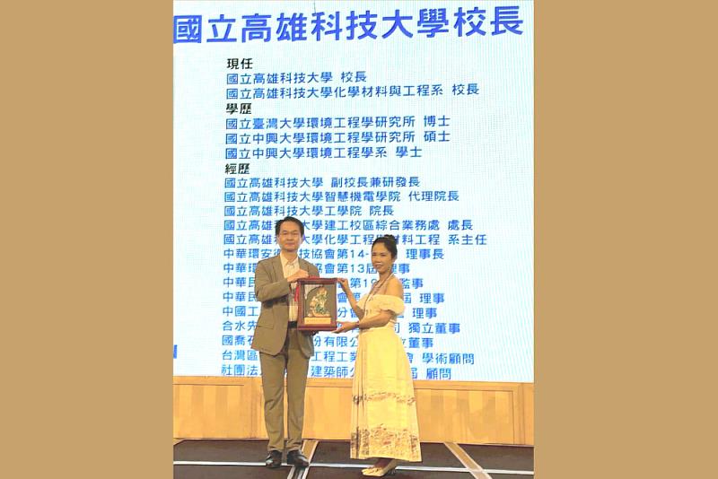 高科大校長吳忠信(左)致贈賀禮予高科大扶輪社新任社長周黃玥琳(右),祝賀社務順利傳承,共同推動公益與永續發展。