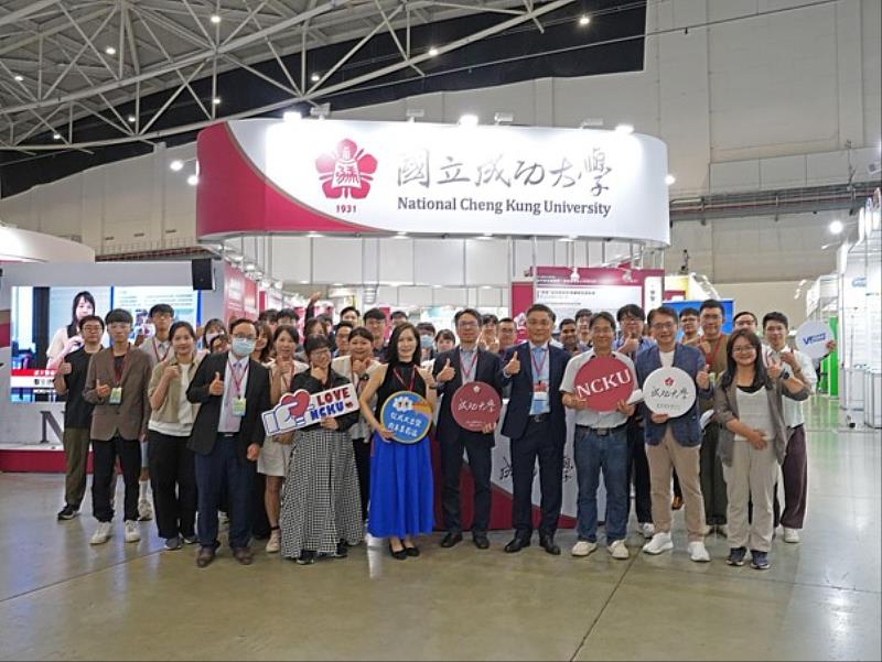 2026 亞洲生技大展成功大學由沈孟儒校長(前排右4)率隊參展,攜手企業會員、校內研發團隊及大南方科研產業化平台盟校等25個團隊聯合展出。