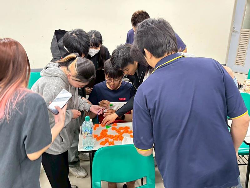 「遊戲化行銷」課程讓學生從字母穿線的遊戲,了解每個環節背後的機制。