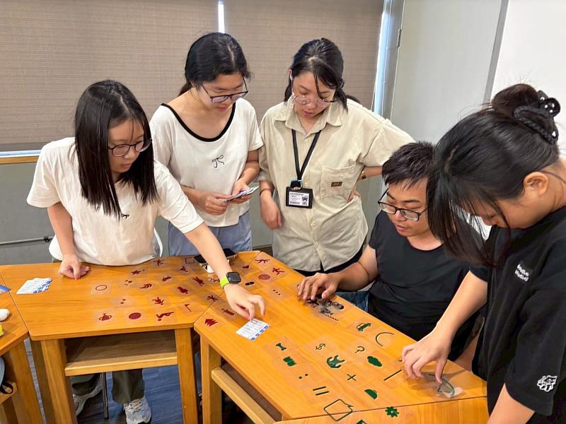 「遊戲化行銷」課程利用特殊卡牌，激發學生的行銷創意。