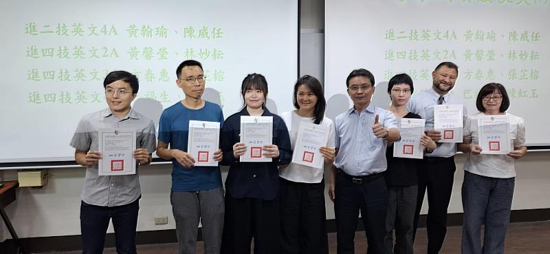 文藻外語大學進修部以靈活的學習安排、跨領域課程設計,吸引許多在職人士及終身學習者加入,圖為林耀堂副校長(右4)頒發學業成績優良獎。