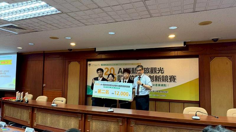 獲獎團隊於頒獎典禮接受表揚,榮獲全國第2名及獎金新臺幣12,000元。(照片/校方提供)