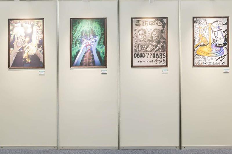 現場展出竹市國高中學生創作的「0800-770-885」反毒專線得獎繪畫作品。