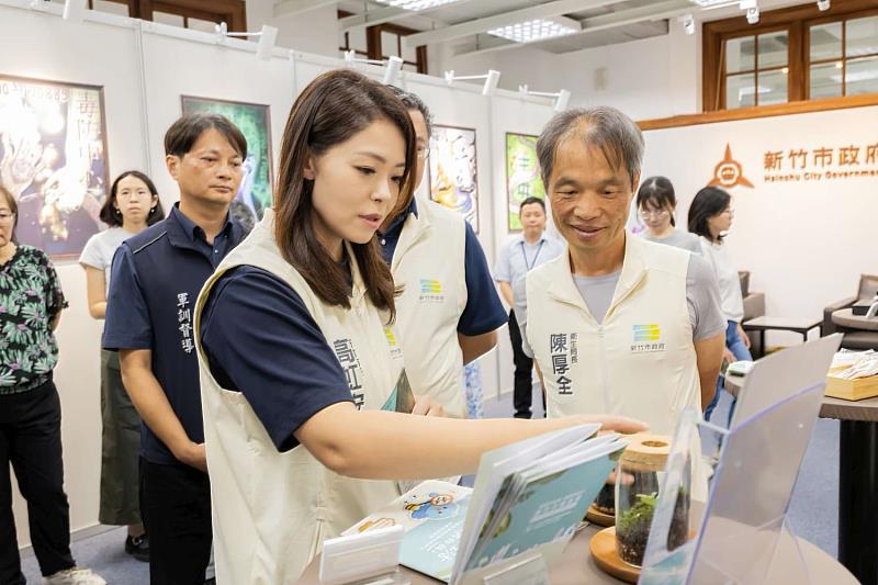 高虹安市長參觀反毒宣導展示品。