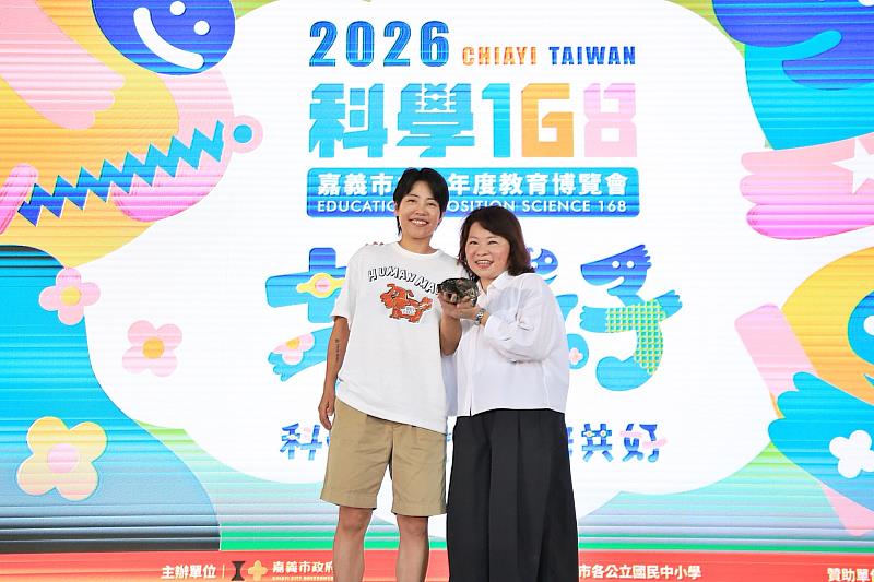 黃敏惠市長與昆蟲擾西吳沁婕。