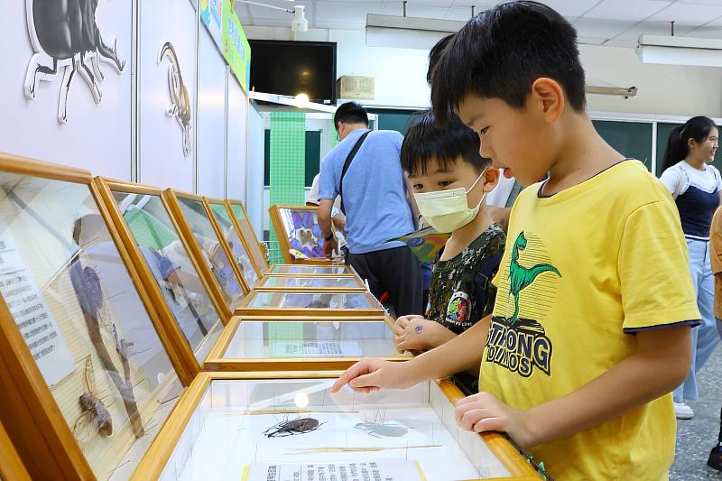 科學市集、星空電影院搬進校園!嘉市暑假科學盛事「科學168教育博覽會」熱鬧開幕。