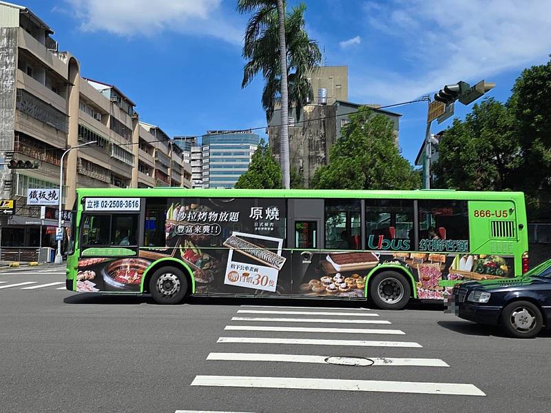 7月31日前在台中街頭拍下原燒的公車廣告,憑照片前往台中任一門市並內用消費1客多人套餐,可獲得30隻白蝦為聚餐加菜。