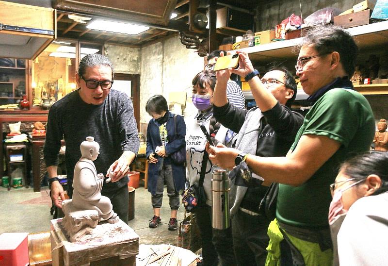 博物館每年秋季舉辦「移動講堂」,串聯在地匠師,推廣地方傳統技藝文化。第5代蔡友誠藝師以「西佛國」為主題,介紹家傳粧佛工藝特色,並帶領民眾走訪工作室與滿是西佛國歷代匠師作品的金華府。