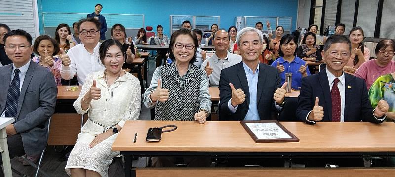 林志盈董事長(右2)與企轉會理事長蔡慧玲(右3)、理事黄秋凌(左1)、理事陳亦純及與會學員合影,現場交流熱烈,展現企業界對數位轉型與社會公益議題的高度關注。