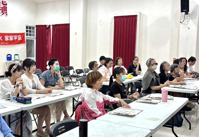 暨大埔里鎮公所舉辦「115學年度30+大學招生說明會」,未來學員們專注聆聽說明。
