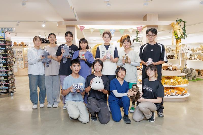 市長高虹安與園內實習獸醫合照。