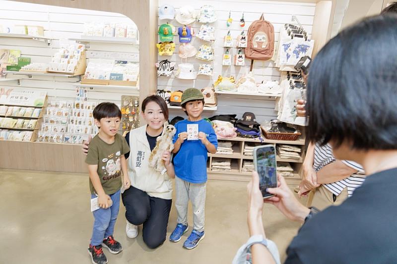 市長高虹安視察全新打造的動物園禮品部。