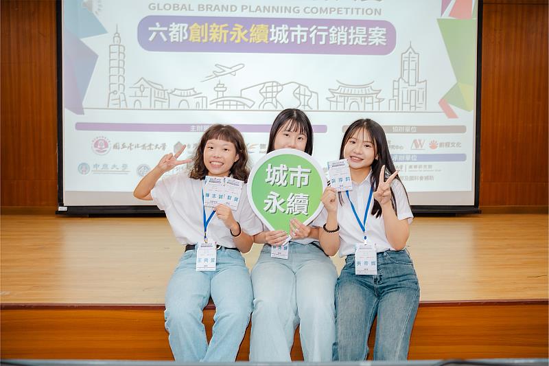 本校晉級隊伍之一,由行銷與流通管理系陳志誠老師帶領的「4+1=5」。