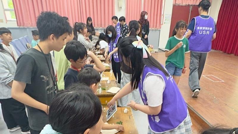 元培生技製藥系USR團隊帶領小學生動手做實驗。
