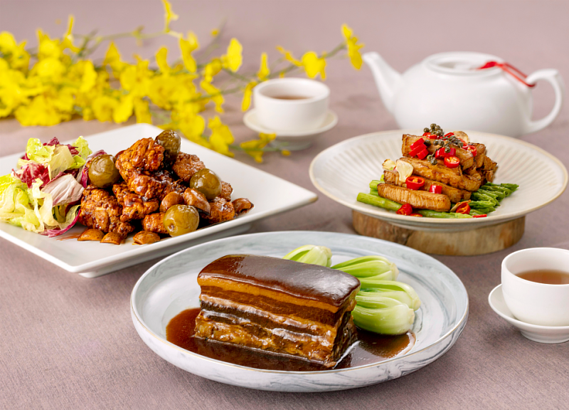 天成飯店集團旗下台北天成大飯店、台北花園大酒店與天成世貿國際會館之翠庭中餐廳共同推出特色豚肉料理，有酸香開胃的「梅汁陳醋燒腩排」，馨香椒麻的「藤香花椒松阪豬」，招牌宴會菜「天成寧式東坡肉」以豐腴軟嫩的五花肉征服老饕味蕾，每道售價480元+10%起。（圖/天成飯店集團提供）