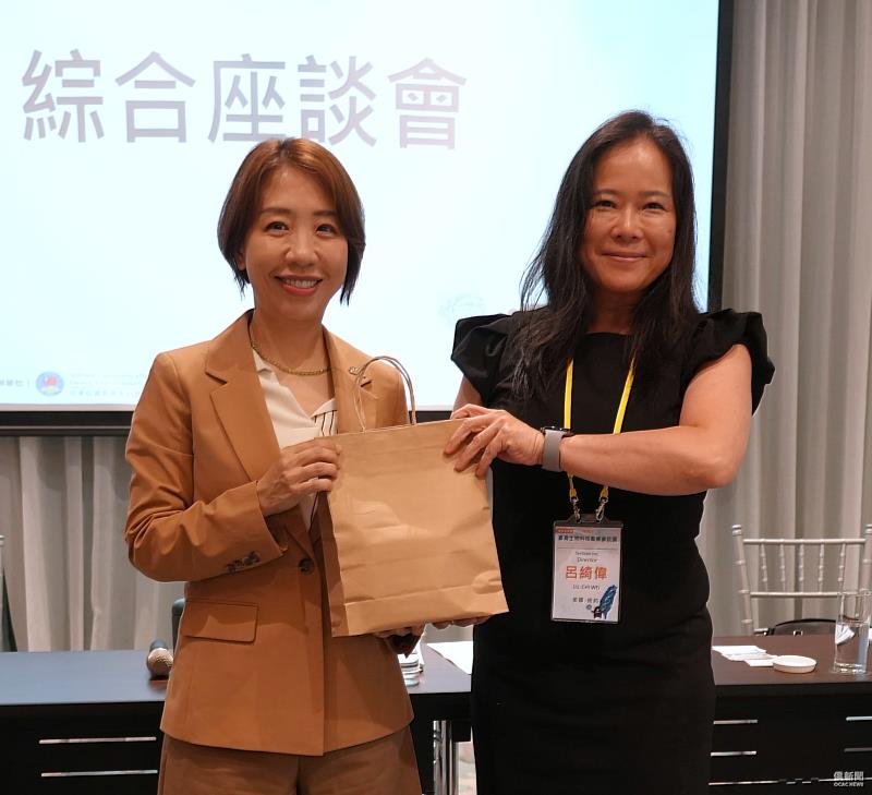 李姸慧致贈送紀念禮品予2026年臺灣生物科技產業參訪團團長呂綺偉。