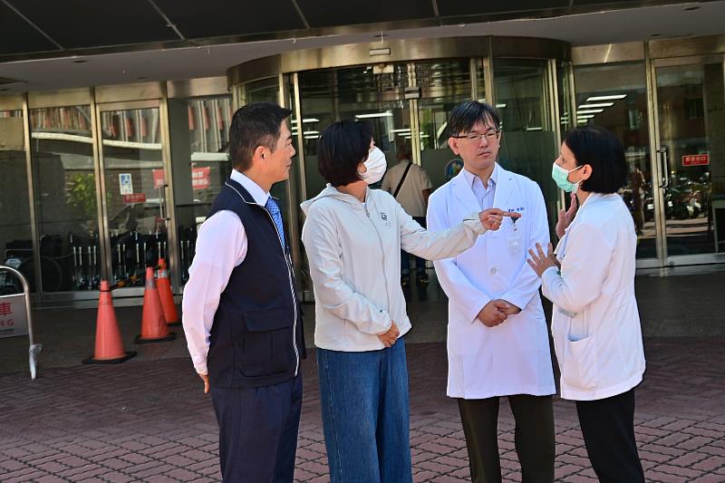 部東醫院楊惠春主任榮獲資深典範獎 縣長親自頒獎肯定守護臺東醫療品質