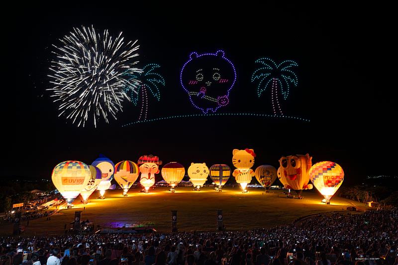 畢書盡閃耀台東夏夜 逾2萬5千人湧鹿野高台共賞熱氣球x無人機x煙火秀