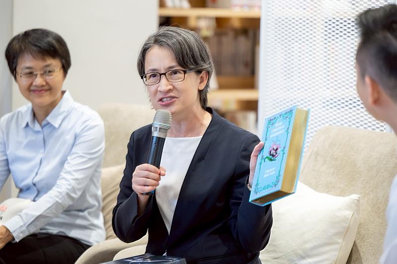 圖2 蕭美琴副總統也特地準備多本中英文書籍贈予圖書館,作為「伴手禮」