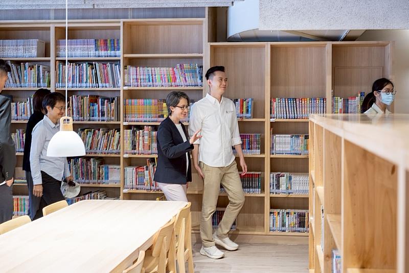 圖3 副總統蕭美琴在客家委員會主任委員古秀妃與竹北市長鄭朝方陪同下,前往福德分館搶先開箱