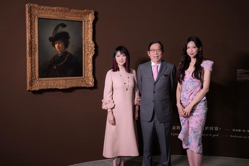 林布蘭到哥雅展＿富邦金控董事長蔡明興、富邦美術館館長翁美慧及展覽代言人林志玲合照