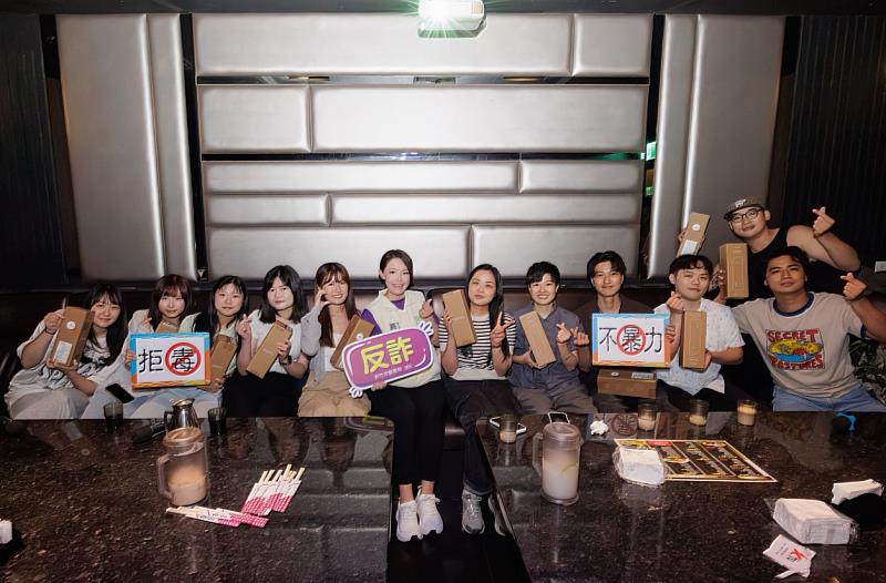市長高虹安率隊稽查,並與市民朋友合影留念。
