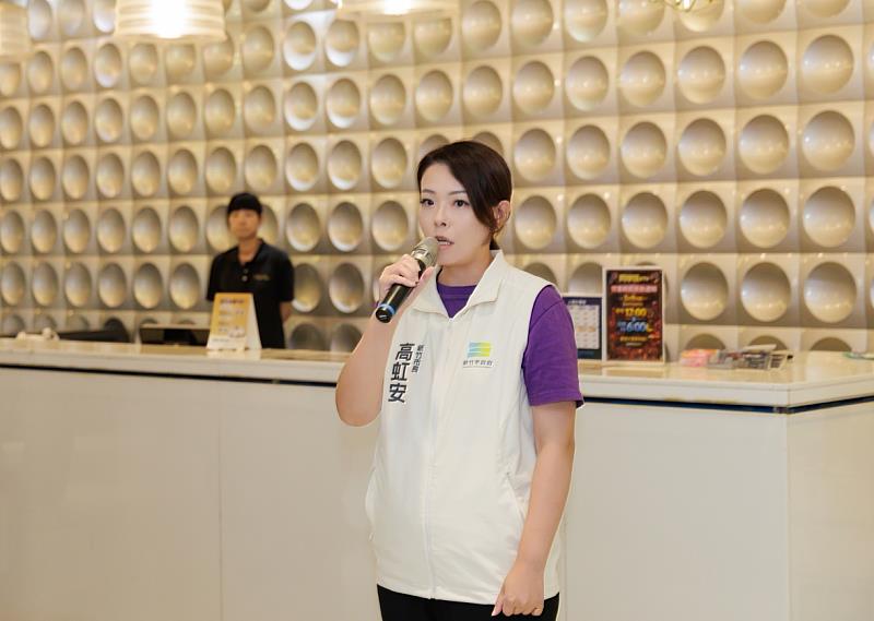市長高虹安今(17)日晚間率領市府「核心稽查小組」擴大臨檢