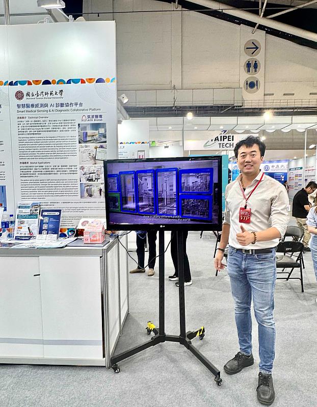 圖1｜楊承山教授於展區 圖1. 臺灣師大光電工程研究所楊承山教授（兼副教務長）於 BIO Asia–Taiwan 2026 展區介紹智慧醫療感測與 AI 診斷協作平台。