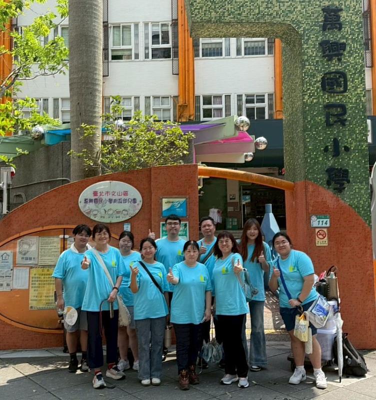 教育部USR萌芽型計畫「翱.生態-共善六張犁」主持人徐惠莉、張賴妙理、黃永輝暨大學生野鳥救傷宣導志工。聯絡專線 02-2931-3416分機2501~2503。(照片/校方提供)