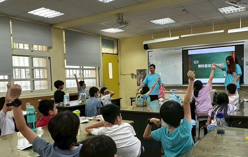 學生們踴躍舉手搶答-由觀察猜想如何預防窗殺。(照片/校方提供)