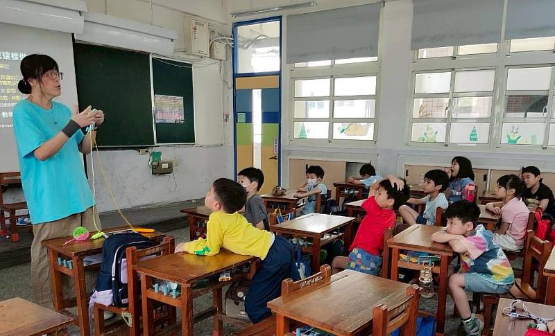 國小學生將對鳥類的觀察融入毛線創作，製作獨一無二的「絨絨鳥」。(照片/校方提供)