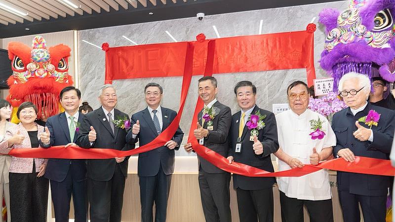 新創總會新北會館舉行揭牌儀式,由行政院院長卓榮泰(中)、新創總會總會長邱銘乾、總統府資政沈榮津、外交部部長林佳龍、僑務委員會委員長徐佳青、新創總會監事長黃成業,以及前總會長謝來發、戴勝通等貴賓共同揭牌。