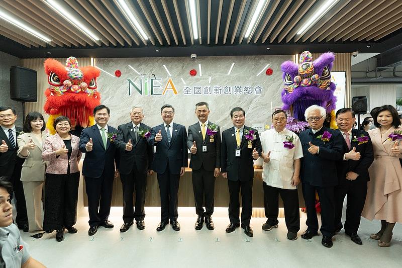 行政院院長卓榮泰與新創總會總會長邱銘乾偕同與會貴賓,共同出席新創總會新北會館啟用典禮。