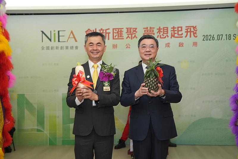 行政院院長卓榮泰與新創總會總會長邱銘乾共同見證新北會館啟用儀式。