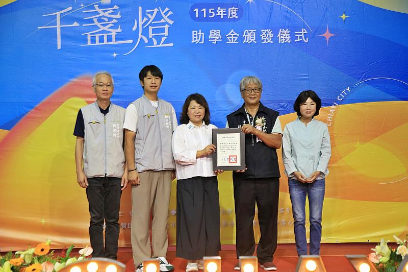 黃敏惠市長與陳姿妏議長頒發各廟及贊助單位代表感謝狀