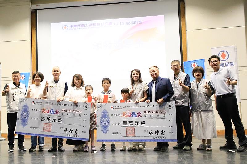 黃敏惠市長頒發獎助學金