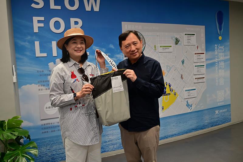 觀光署長陳玉秀手寫「想住台東」！盛讚東博展現慢經濟魅力