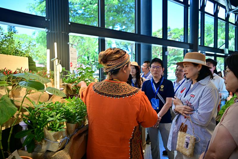 觀光署長陳玉秀手寫「想住台東」！盛讚東博展現慢經濟魅力